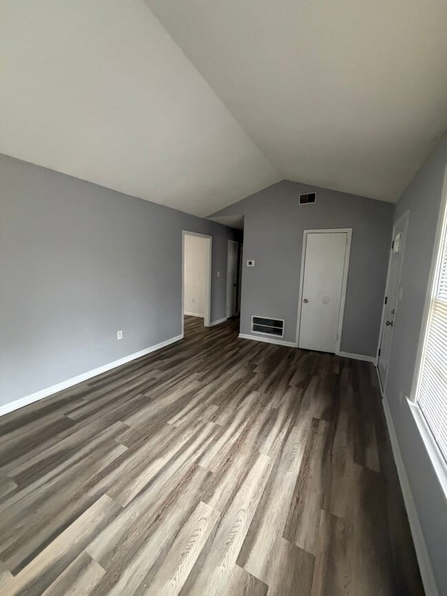 Building Photo - 3 Bedroom available