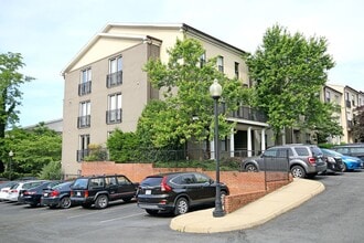 Building Photo - Pet-Friendly 1BR Condo- Walk to UVA Medical Center