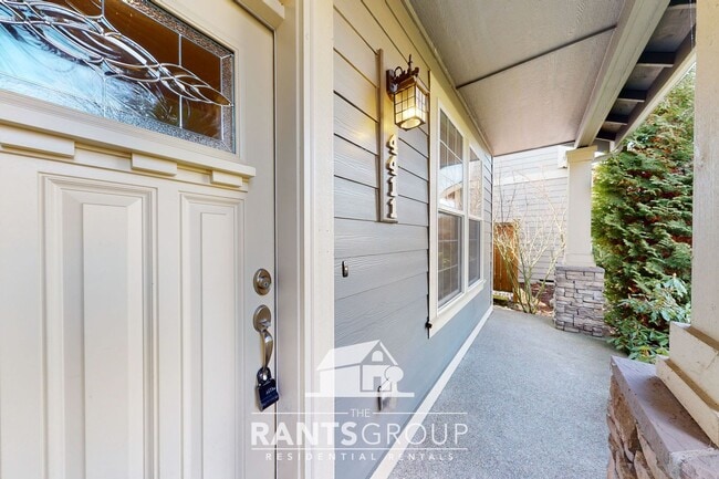 Building Photo - Move in Ready! Beautiful home in Puyallup! Easy Commute to JBLM!