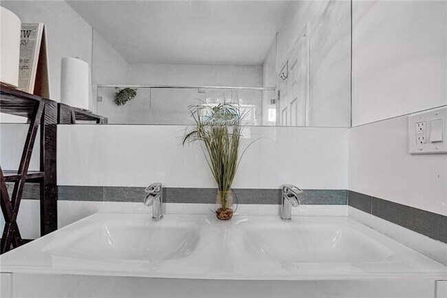 Building Photo - 1732 NE 173rd St