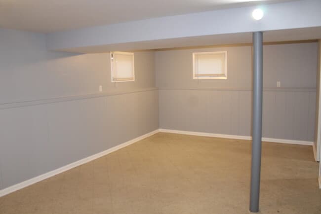 Building Photo - Spacious 3 bedrooms and 2 bath with vanity...