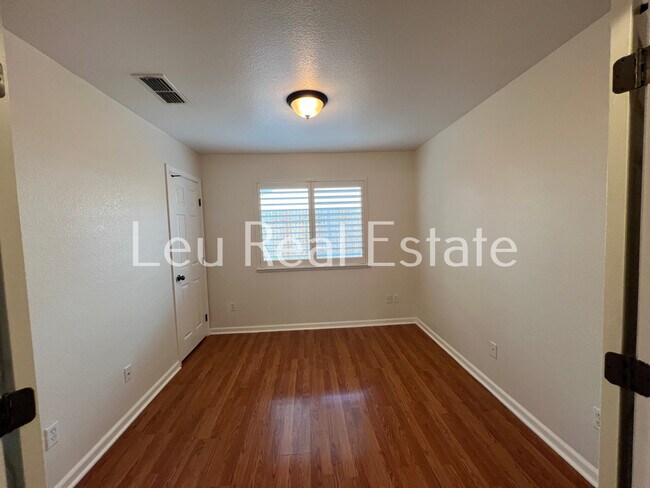 Building Photo - 1514 Loon Lake St