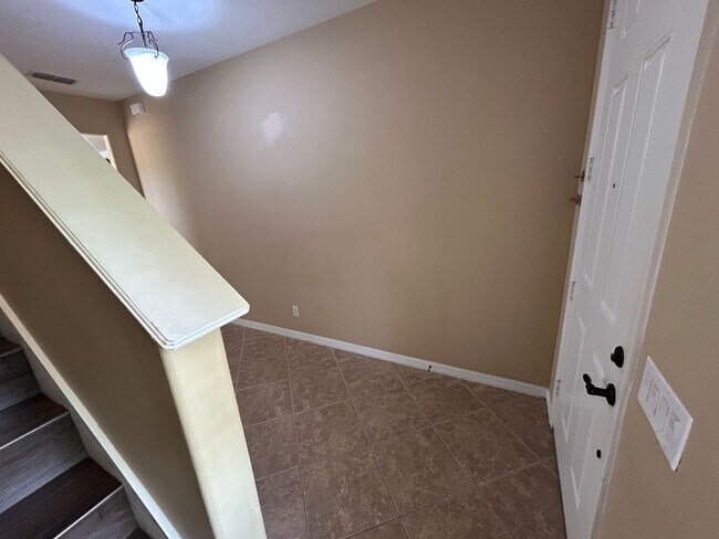 Building Photo - Available Mid May! Spacious 4/2 Single Fam...