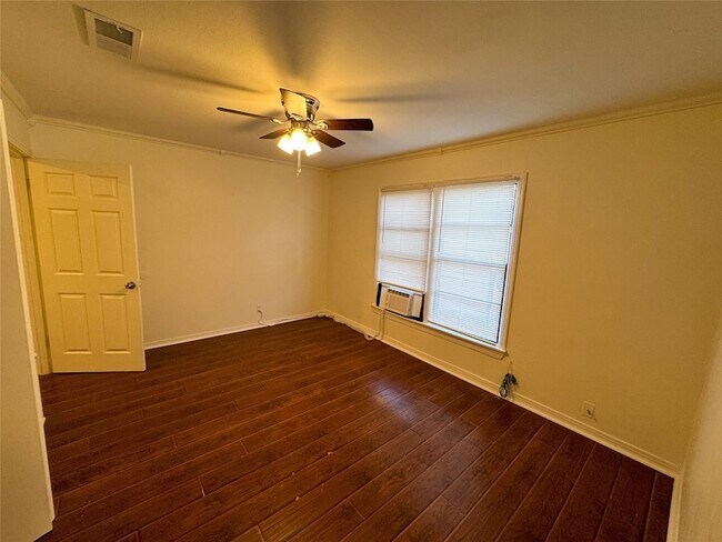 Building Photo - 1326 W Shepherd St