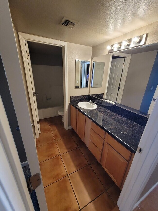 Building Photo - 2/2 Condo for rent near 7th Ave & Camelback