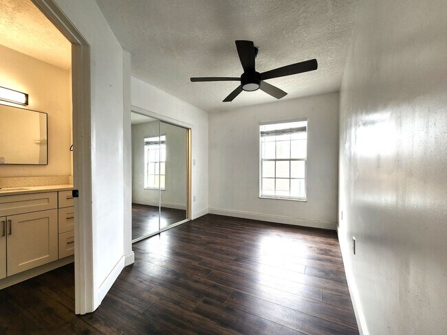 Building Photo - Third Floor Unit; Amazing College Park Loc...