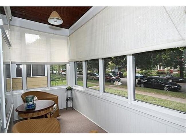 Building Photo - 4 Bedroom 1 Bath Adorable Home in St. Paul