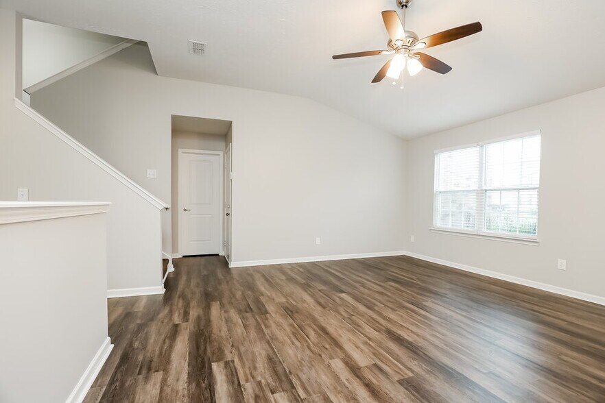 Building Photo - 321 Birchclay Point N