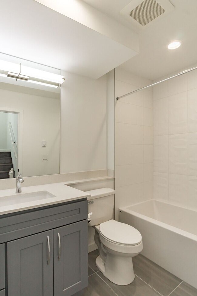 Building Photo - 2Bd/1.75Ba Seattle Townhome