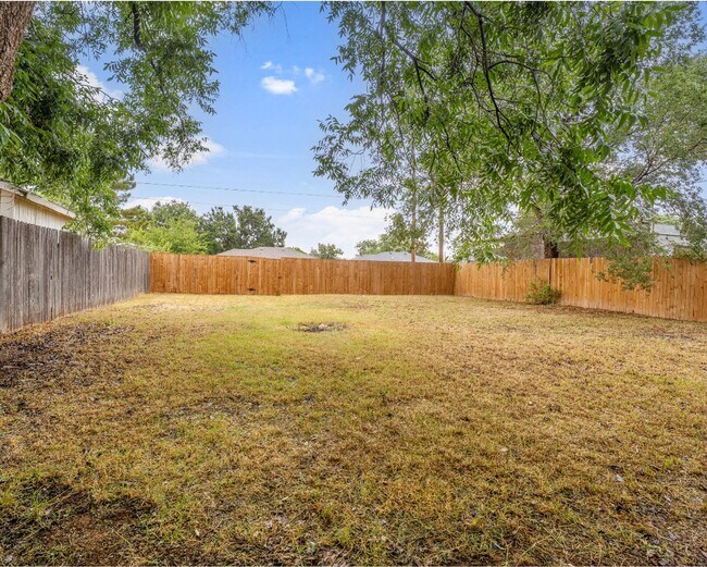 Building Photo - 2 bed 1 bath near Slide and Marsha Sharp n...