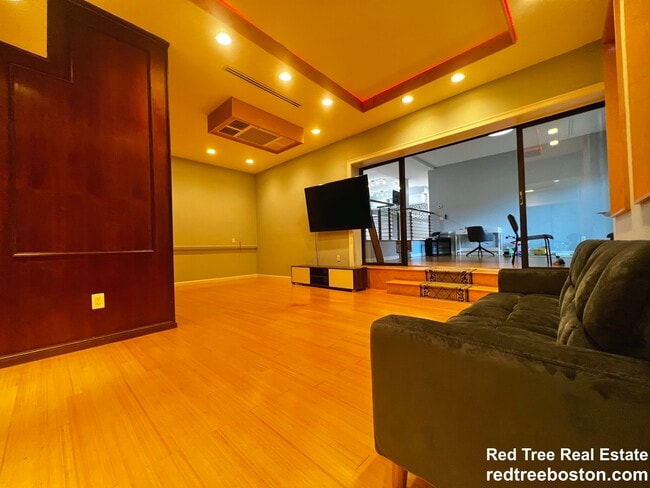 Building Photo - 57 Broadlawn Park