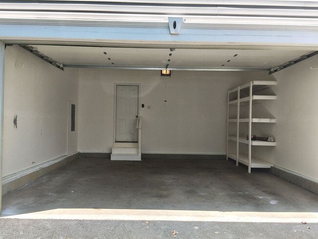 Building Photo - 2913 Lakeview Pkwy