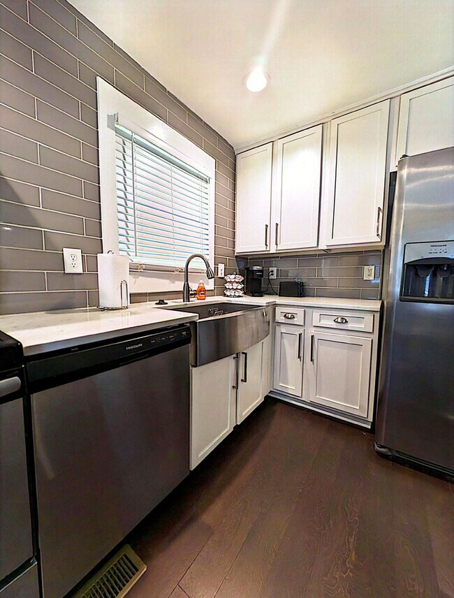 Building Photo - Stylish & Convenient Atlanta Room: All-Inclusive Living!