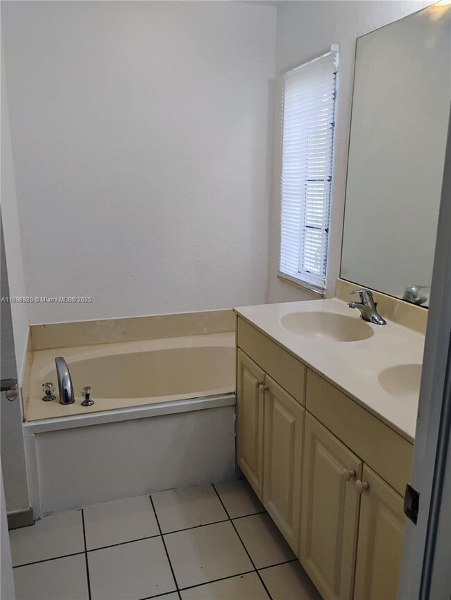 Building Photo - 1115 Lucaya Dr