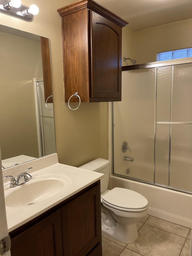 NEAT bathrooms - 622 Horizon Peak