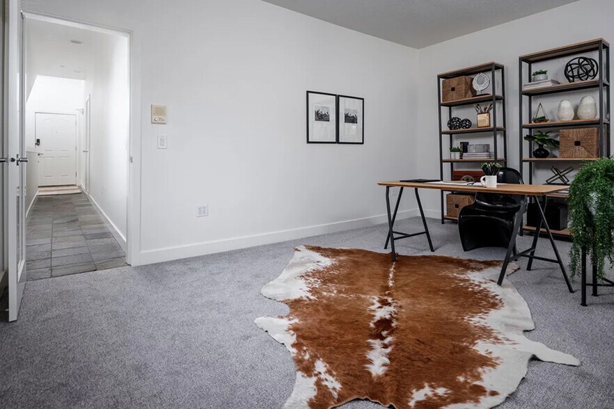 Building Photo - 852 SW Broadway Dr