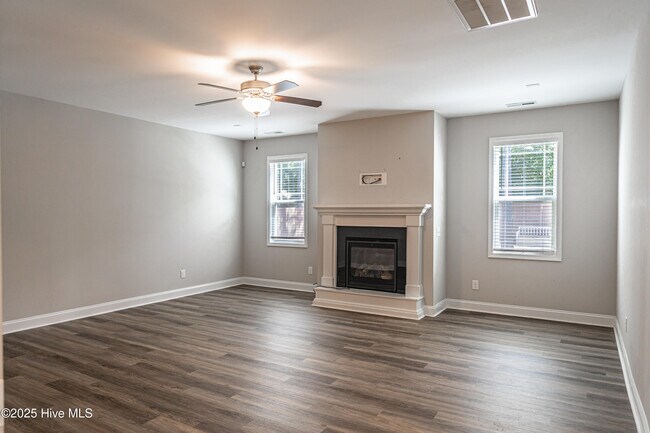 Building Photo - 412 Palisades Dr