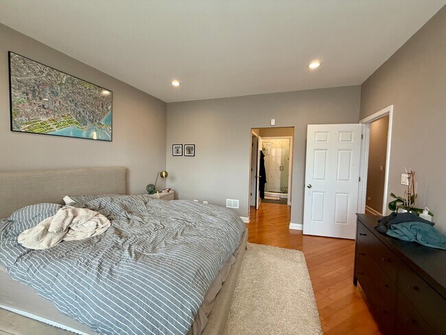 Building Photo - Stunning 2 Bed 2 Bath in the Wicker Park area