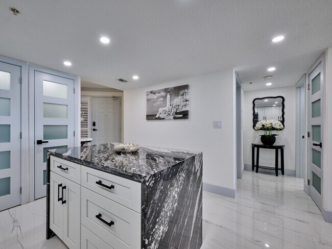 Building Photo - 5051 N Hwy A1A