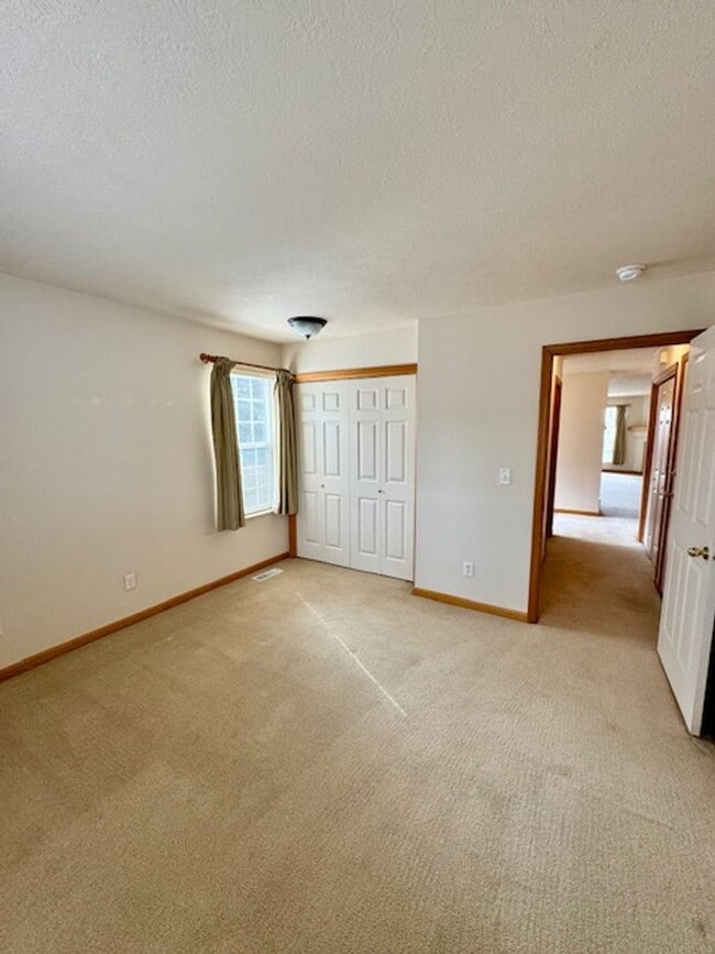 Building Photo - 2 Bedroom, 2 Bathroom Townhouse