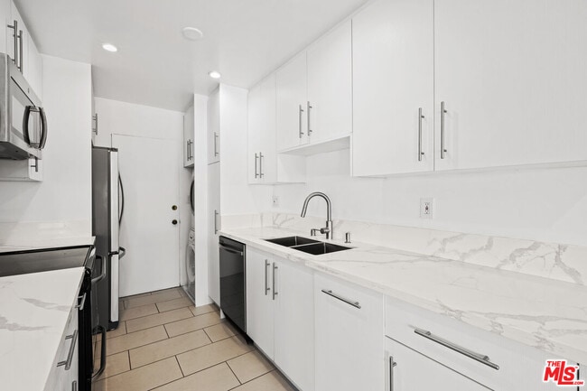 Building Photo - 136 S Palm Dr