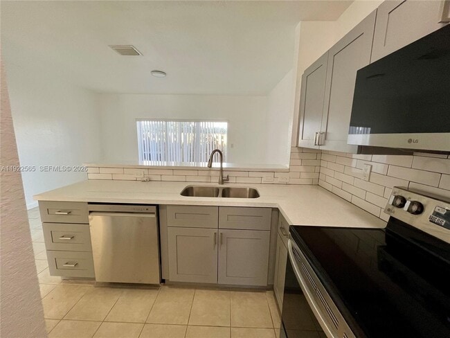 Building Photo - 1550 NE 33rd Ave