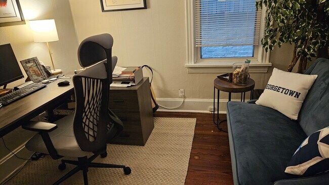 Building Photo - 1527 W Wellington Ave