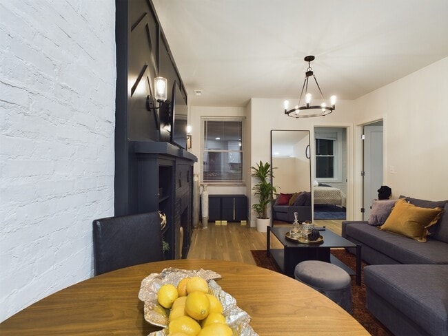 Building Photo - 2437 W Walton St