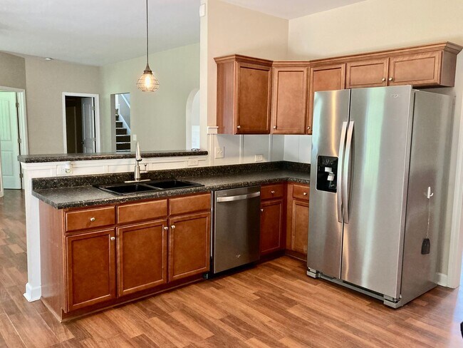 Building Photo - 5 Bedroom 3 Bath Hubert Home for Rent
