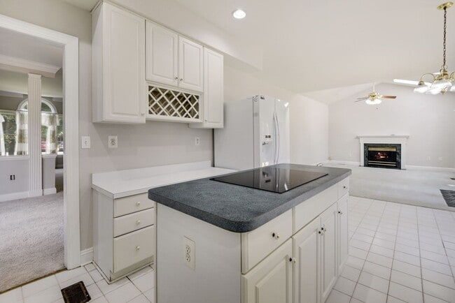 Building Photo - 3 Bed 2 Full Bath 2 Half Bath - Silver Spring Colonial - Military clause supported