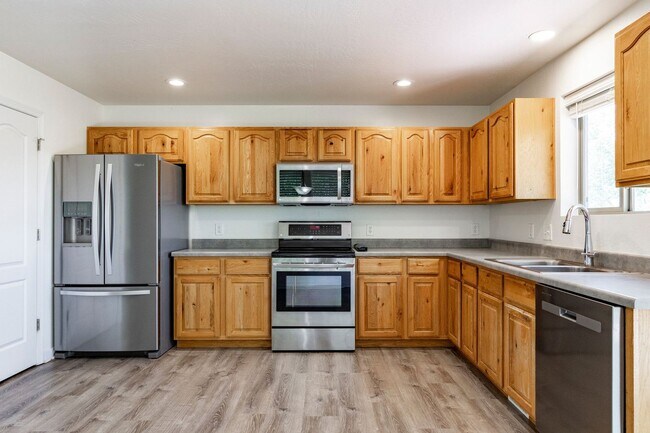 Building Photo - Tranquil Retreat in Trailside