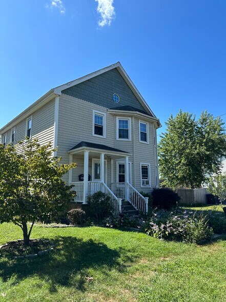 Building Photo - 53 Pettaconsett Ave