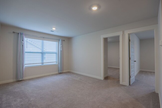 Building Photo - 1071 Ross Farms Blvd