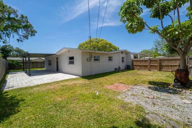 Building Photo - 940 Butia St