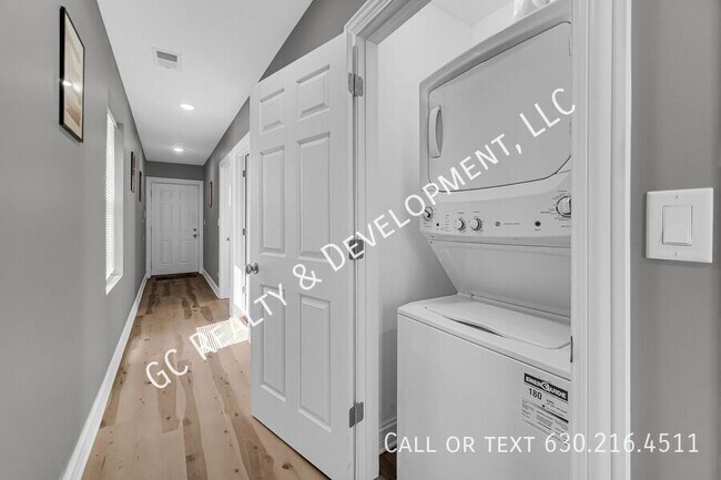 Building Photo - 1048 N Lawndale Ave