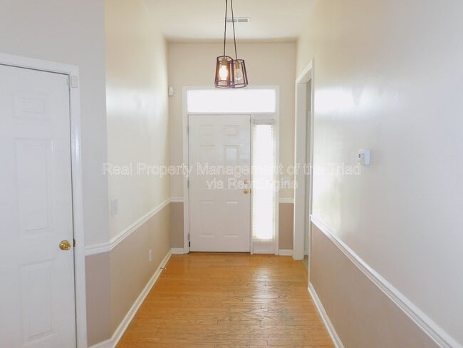 Building Photo - 3805 Tutbury Dr