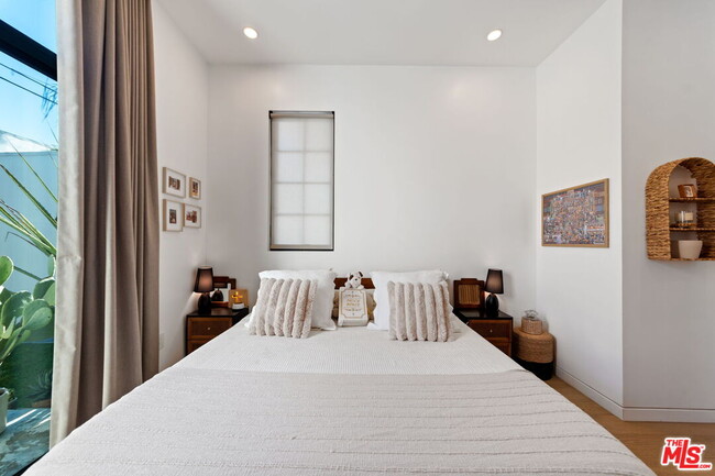 Building Photo - 358 N Bronson Ave