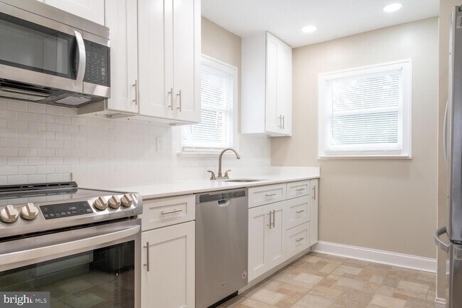 Building Photo - 3903 Fairview Dr