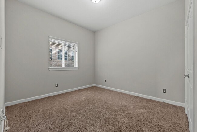 Building Photo - Come visit this beautiful home in the gate...