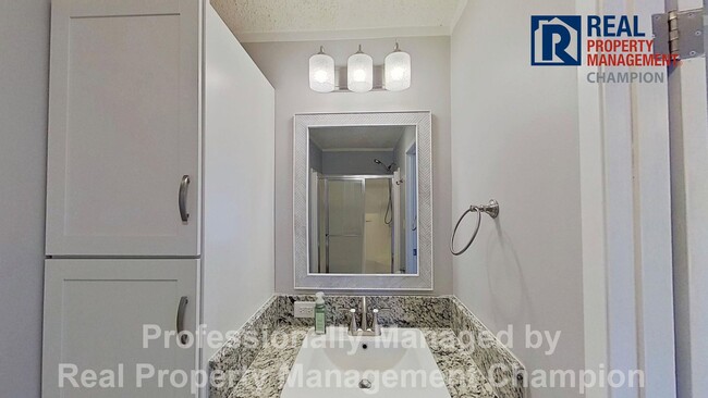 Building Photo - 2 BD/2 BA Home w/Open Main Living Area and Split Bedrooms