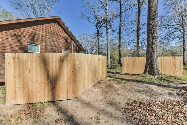 Building Photo - 24237 Creekwood Dr