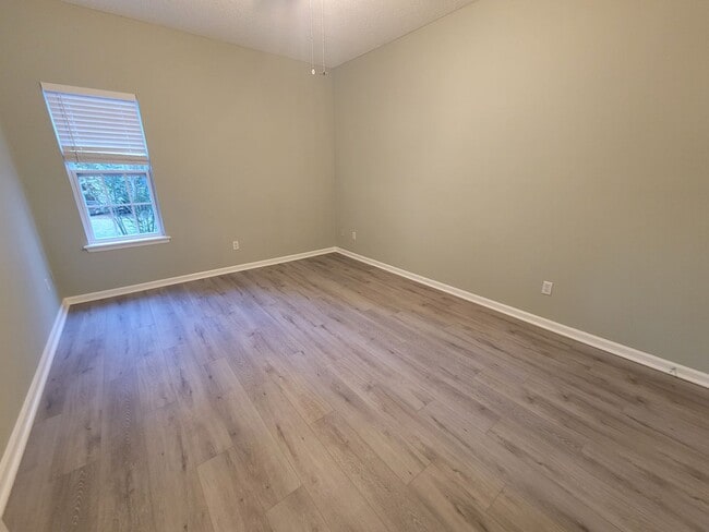 Building Photo - Renovated first floor condo with community pool!