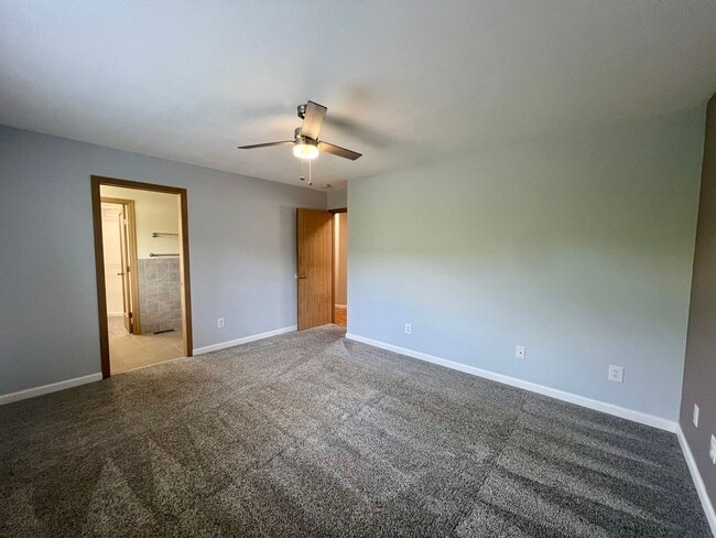 Building Photo - Well Maintained 3BD - Yard Maint. Included