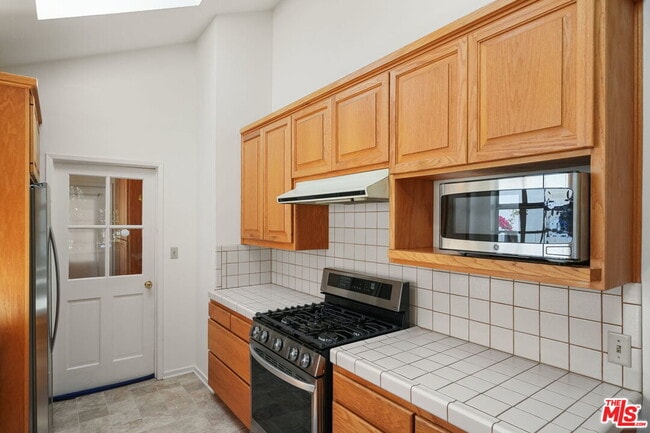 Building Photo - 2534 Wellesley Ave