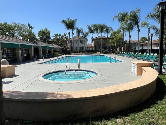 Building Photo - Charming 2 Bed 2.5 Bath Detached Home in G...
