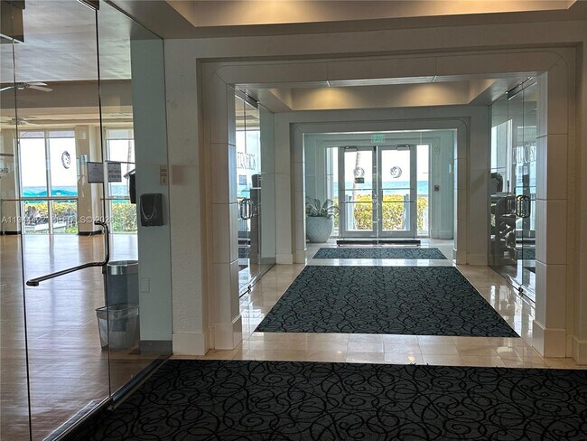 Building Photo - 16500 Collins Ave