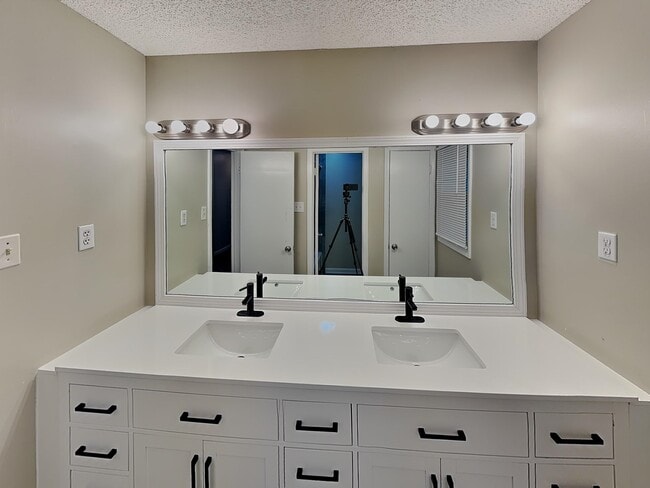 Building Photo - 1017 Hawkview Dr