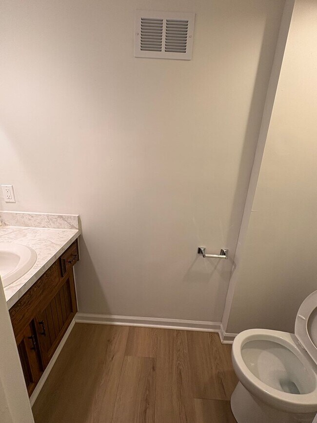 Building Photo - Renovated 2 bedroom duplex ready for move-in!