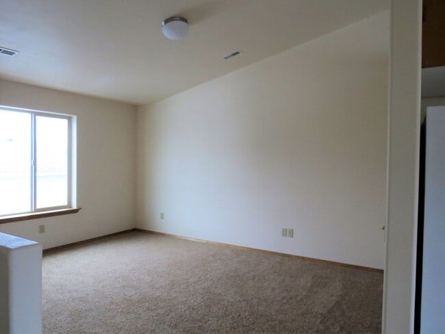 Building Photo - r813