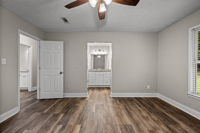 Building Photo - Updated 3BR Home on 1.36 Acres in Whitewater School District